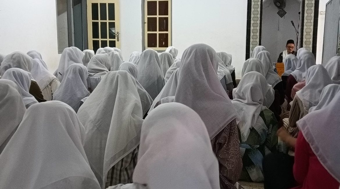 Santri Pondok Pesantren Ushulul Hikmah Al Ibrohimi membaca Hizib Nahdzhotil Wathon secara berjamaah di Jumat sore hari.