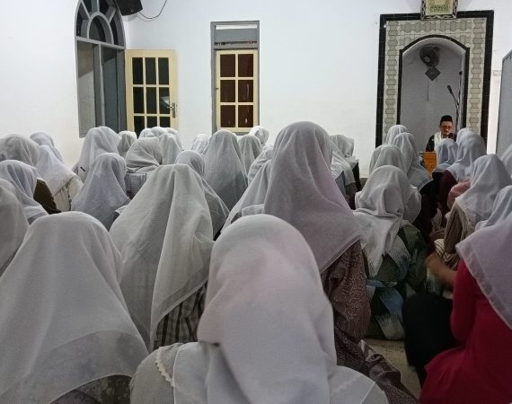 Santri Pondok Pesantren Ushulul Hikmah Al Ibrohimi membaca Hizib Nahdzhotil Wathon secara berjamaah di Jumat sore hari.