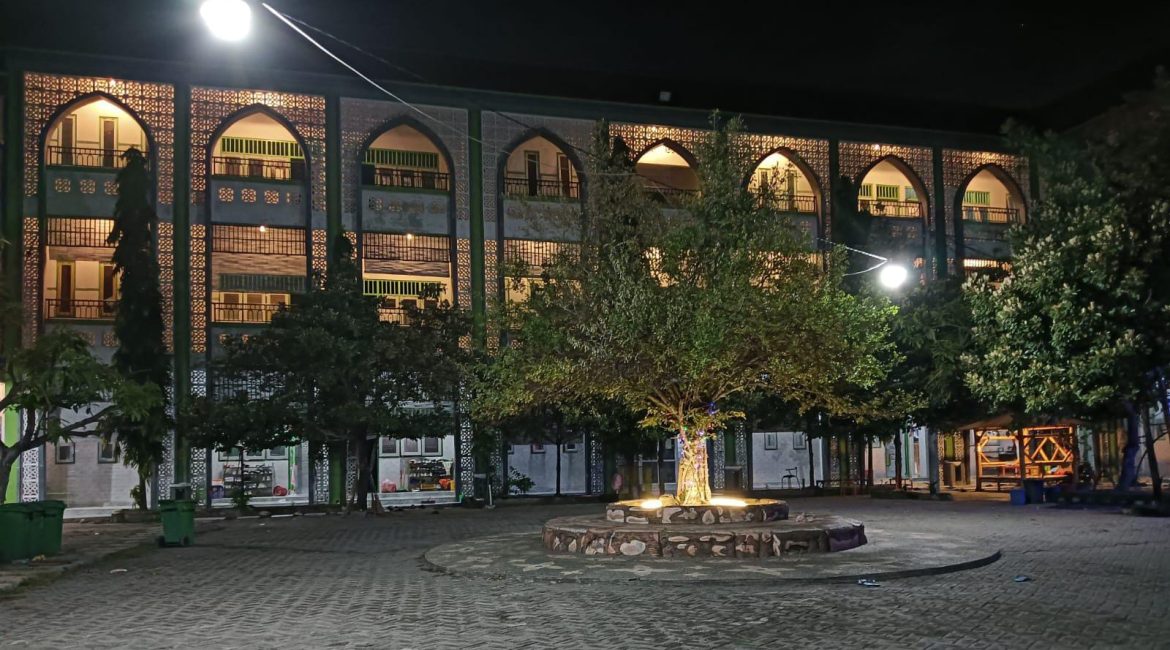 Santri Pondok Pesantren Al Ibrohimi membaca Ratib Al-Haddad di sepertiga malam dengan suasana khusyuk.