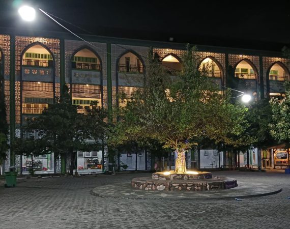 Santri Pondok Pesantren Al Ibrohimi membaca Ratib Al-Haddad di sepertiga malam dengan suasana khusyuk.